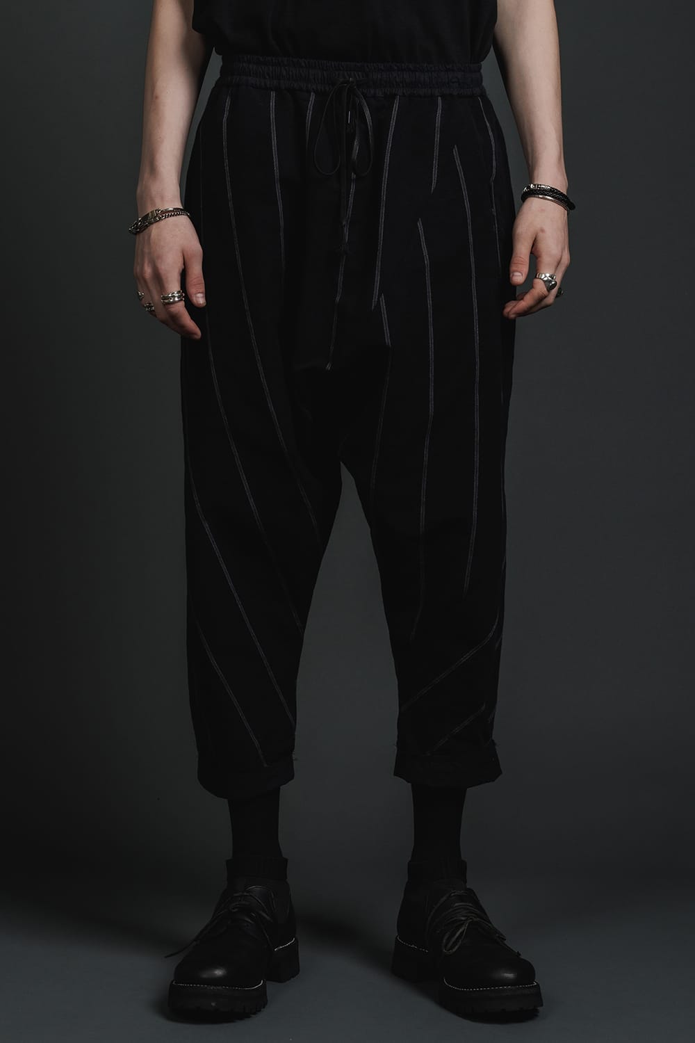 リネン/コットン ドロップクロッチ トラウザー ブラックストライプ