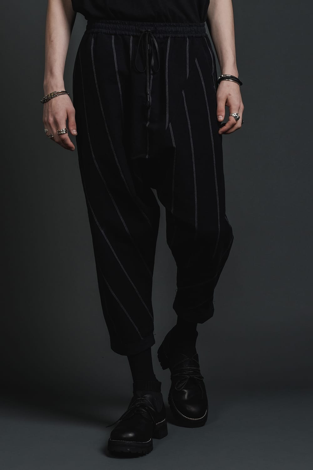 リネン/コットン ドロップクロッチ トラウザー ブラックストライプ