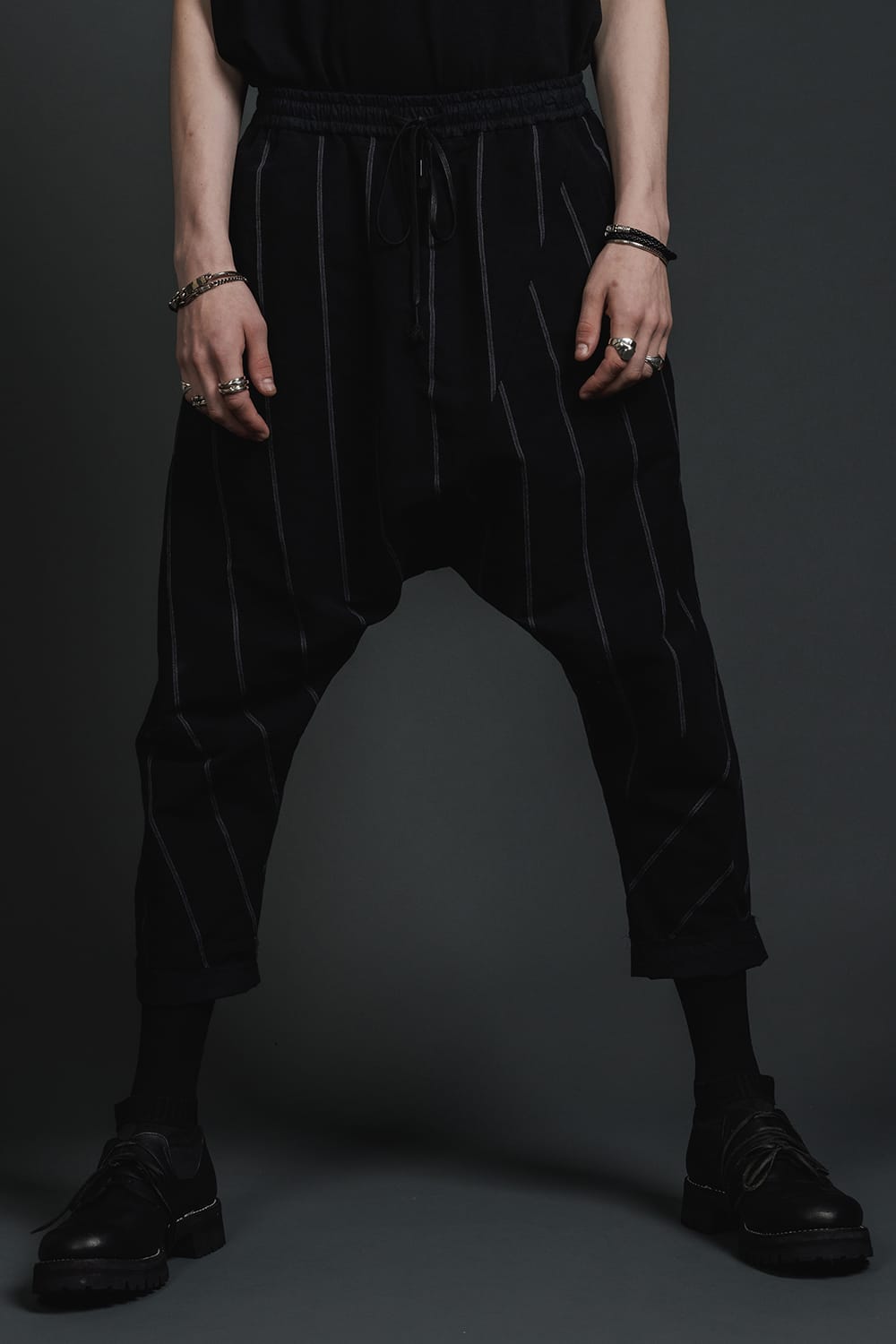 リネン/コットン ドロップクロッチ トラウザー ブラックストライプ