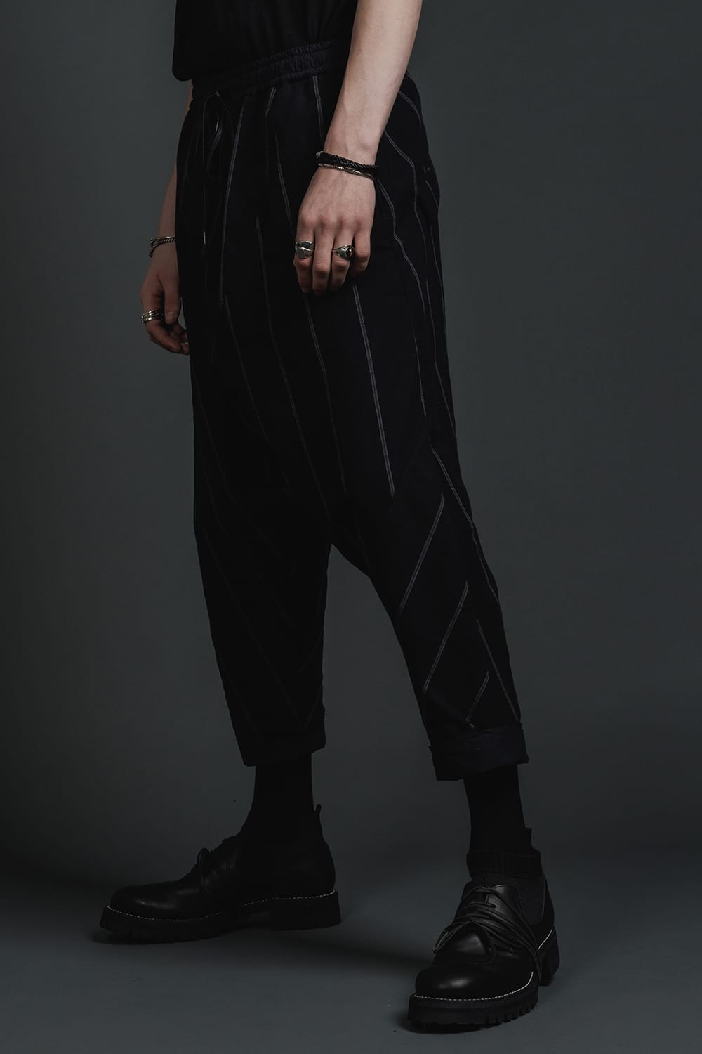 リネン/コットン ドロップクロッチ トラウザー ブラックストライプ