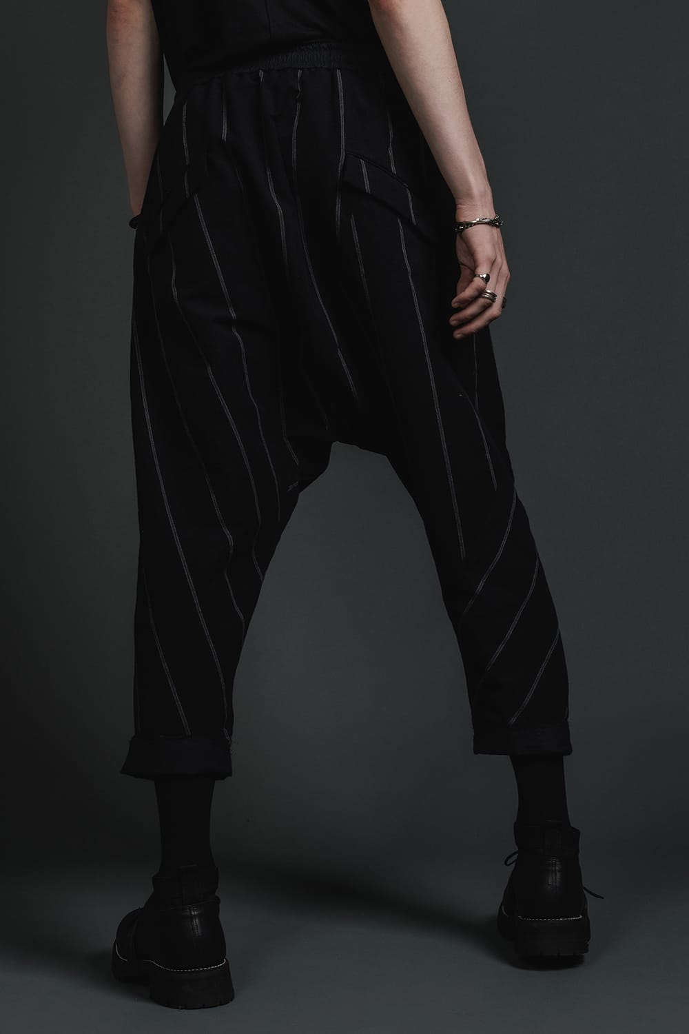 リネン/コットン ドロップクロッチ トラウザー ブラックストライプ